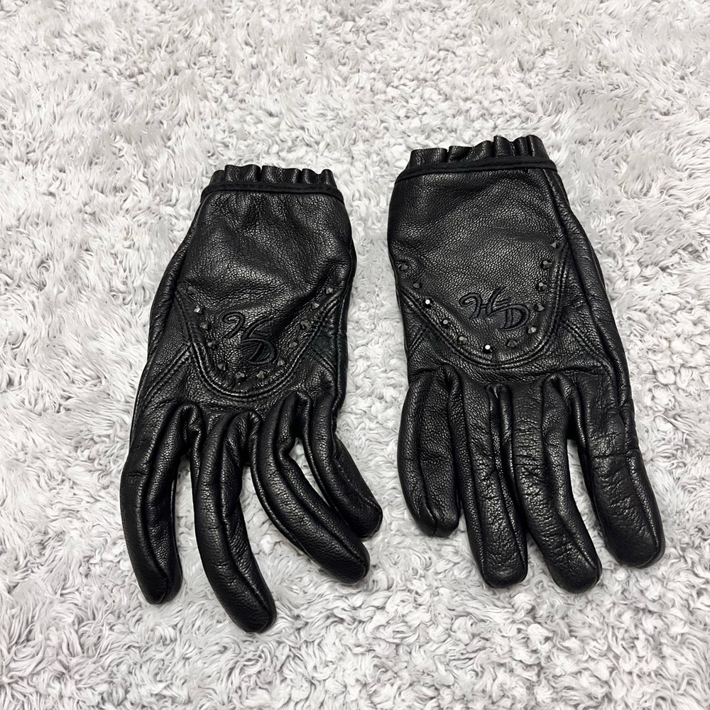 Black Harley Davidson women’s gloves with embroidered logo and jewels.